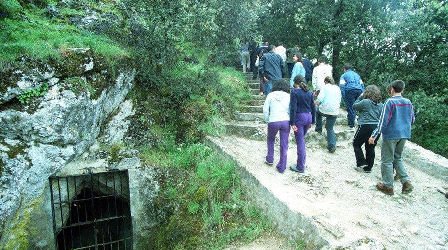 Mirar las estrellas desde la Cueva de los Murciélagos de Zuheros