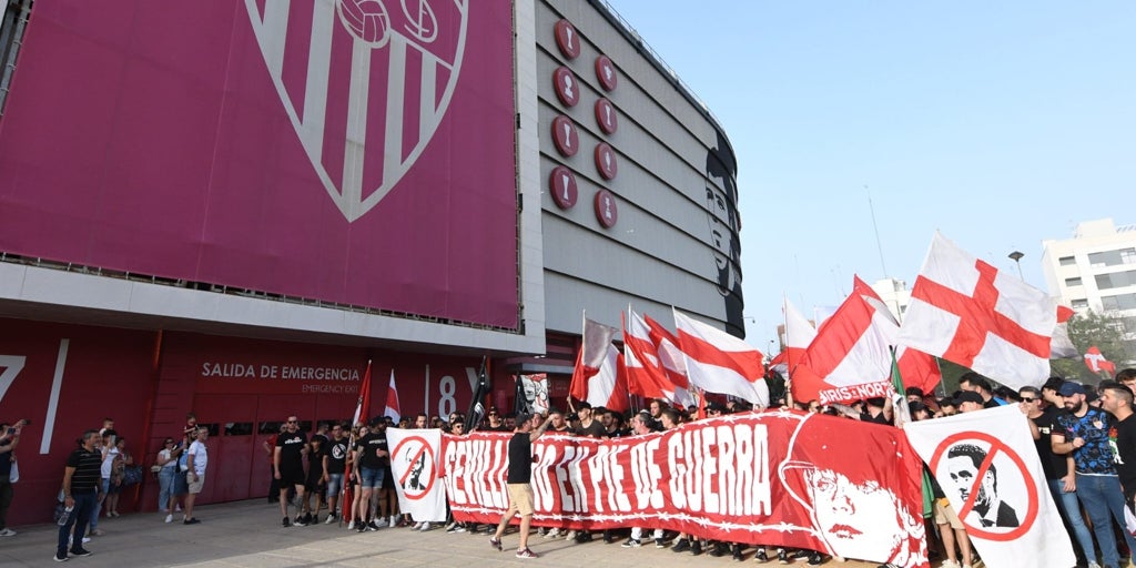 Las protestas de la afición del Sevilla FC contra la directiva en el