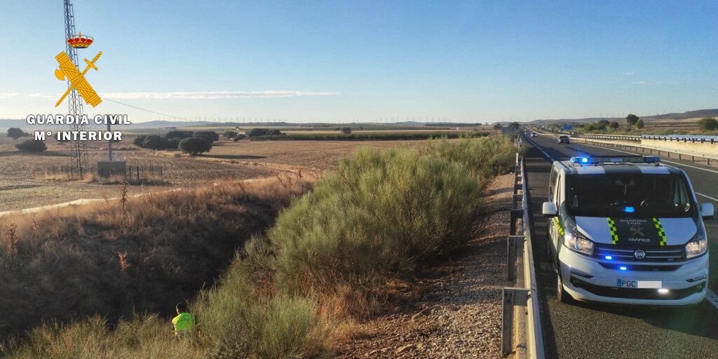 La Guardia Civil Auxilia En La A A Un Hombre Que Se Hab A