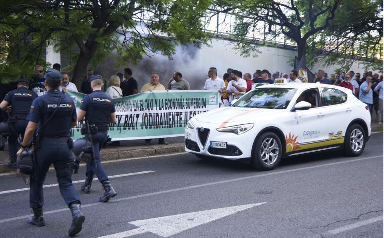 Fomento busca un acuerdo in extremis entre taxis y VTC de Andalucía