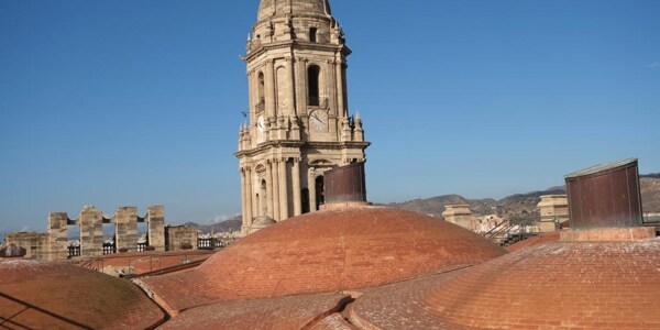 El nuevo tejado de la Catedral de Málaga ya cuenta con 12 de los 17