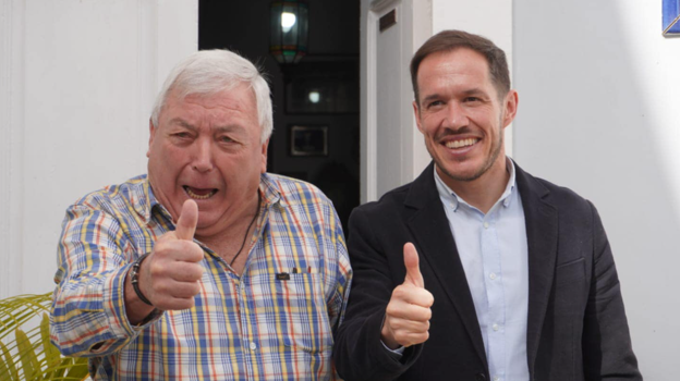 Sosó, más conocido como la Negra Tomasa en cada Carnaval, junto al presidente insular Mariano H. Zaapata