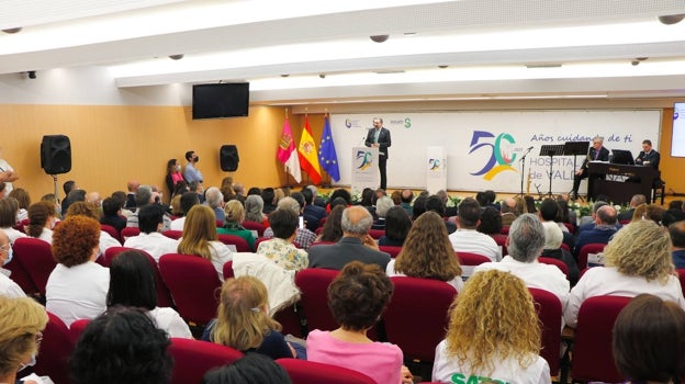 Numerosos profesionales del Hospital de Valdepeñas han participado de la celebración de los 50 años