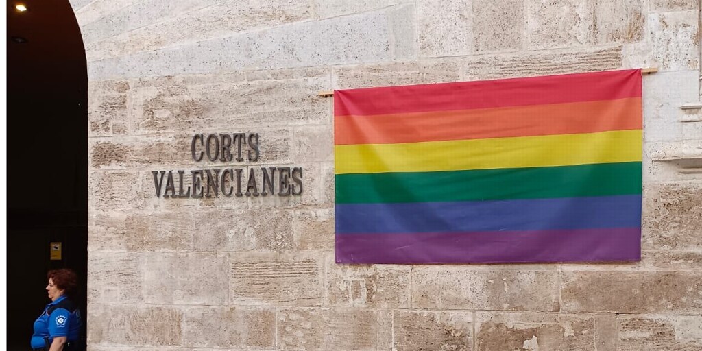 Las Cortes Valencianas lucen la bandera LGTBI a tres días del inicio de