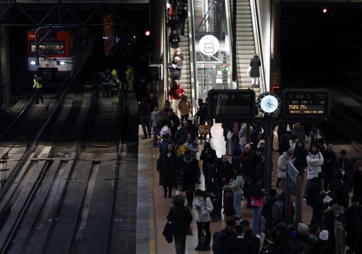 Descarrila De Nuevo Un Tren De Cercan As De Madrid En El T Nel Que Une