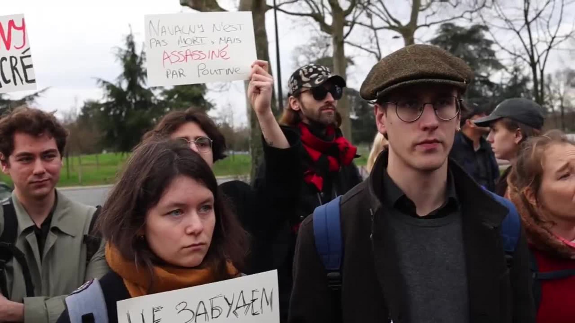 Protesta frente a la embajada rusa en París para pedir justicia por la