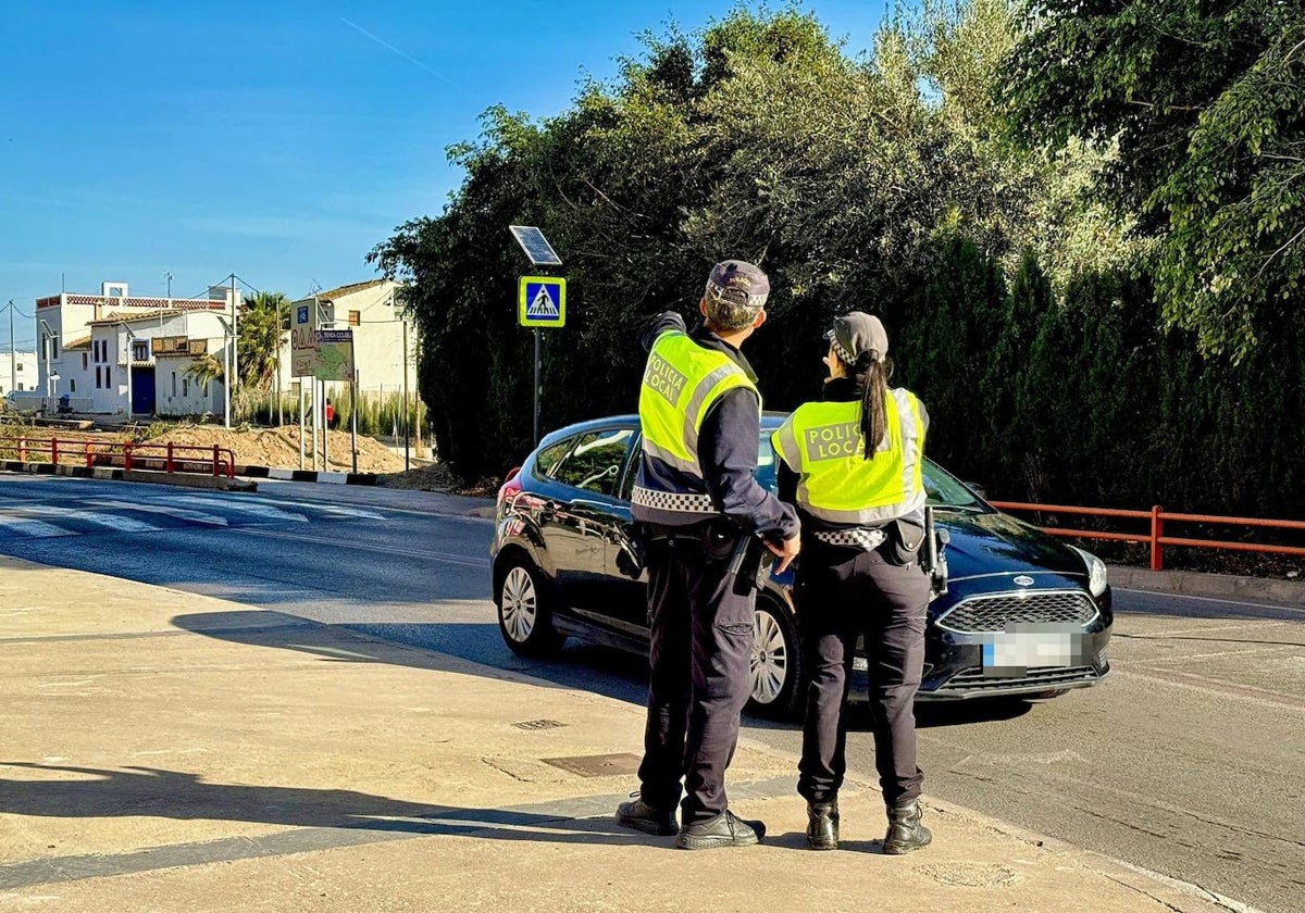 Encuentran a un niño de 3 años al que su familia no había echado en