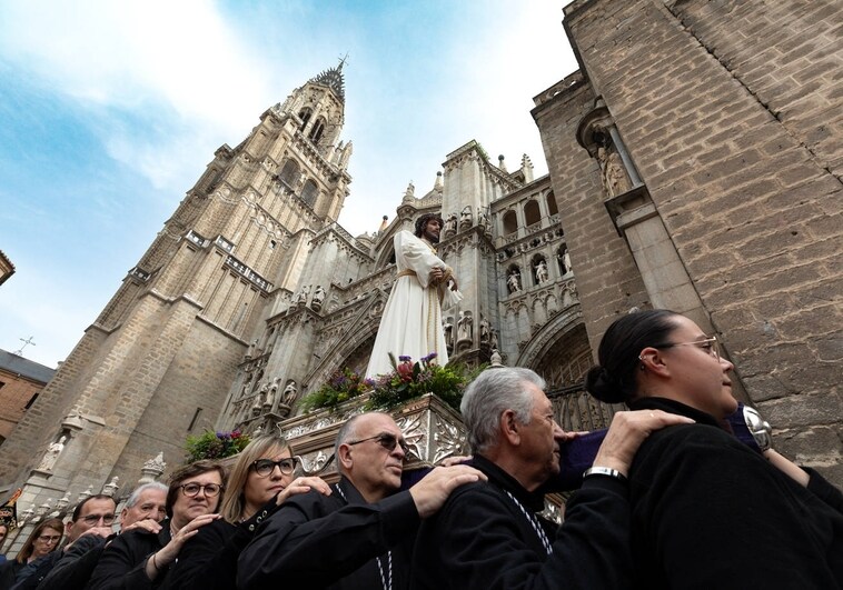 El traslado del Cristo Cautivo por las calles de Toledo, en imágenes