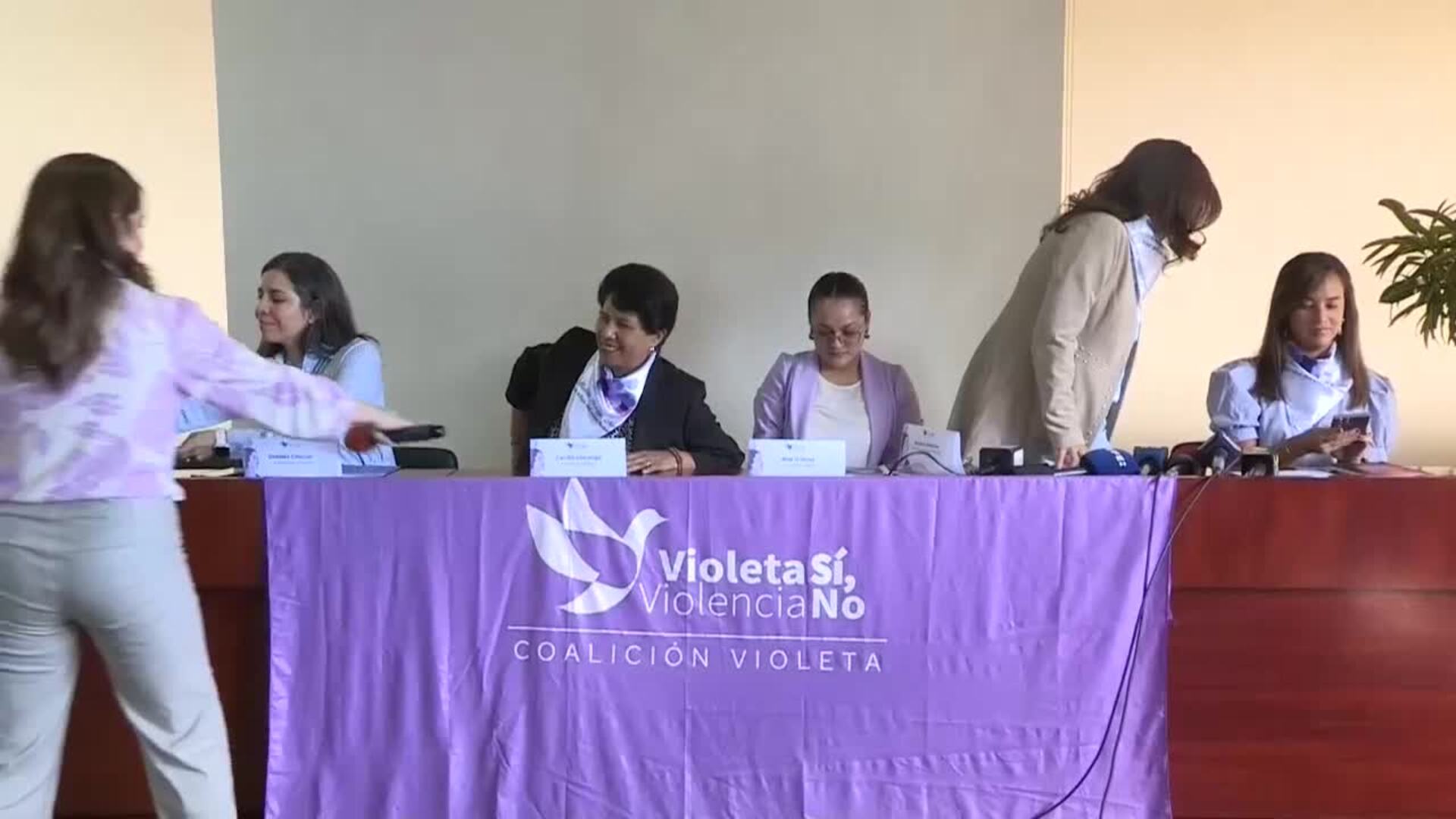 Una Caravana Recorre Ecuador Por Los A Os Del Primer Voto Femenino