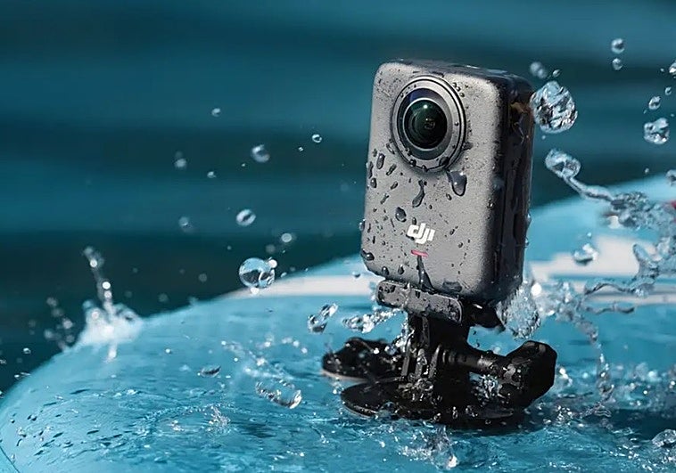 Para grabar en bici, esquí o buceo sin decidir a dónde apuntas: la 360 de DJI graba a 8K nativo