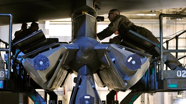 Misiles AGM 86B cargados en un bombardero B-52