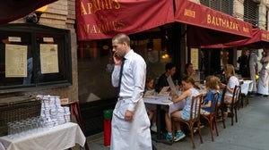 Un camarero, en uno de los bares de Estados Unidos