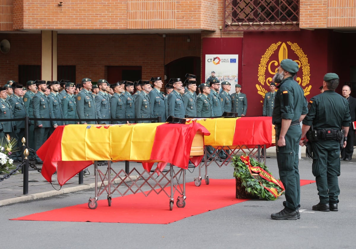 Sentido Homenaje En Logro O A Los Guardias Civiles Fallecidos En El