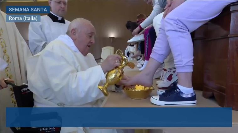El papa Francisco lava los pies a doce reclusas de la prisión femenina de Roma