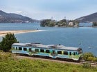 Imagen del tren turístico por la ría de Vigo