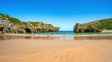 Imagen de la playa de Cuevas del Mar, Asturias