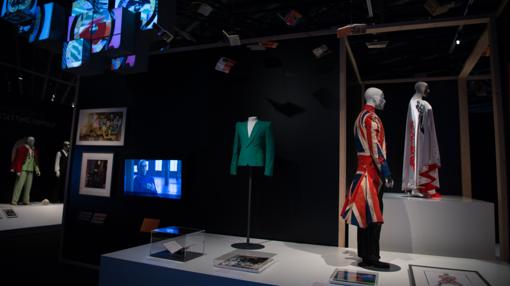 La muestra exhibe algunas de las piezas de vestuario más icónicas de Bowie