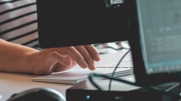 Soporte para 2 monitores: adapta tu espacio de trabajo y aumenta el rendimiento