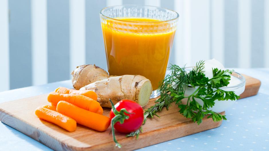 Zumo de tomate zanahoria y jengibre cómo prepararlo y cuáles son sus