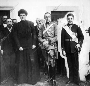 El rey D. Alfonso XIII, en el centro, junto al rey D. Manuel II de Portugal y la...