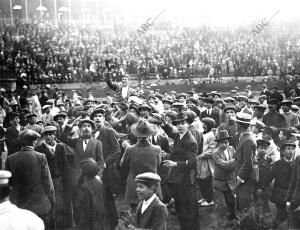Novillada del 18 de mayo de 1913- Rubio Sacado en Hombros después de la corrida