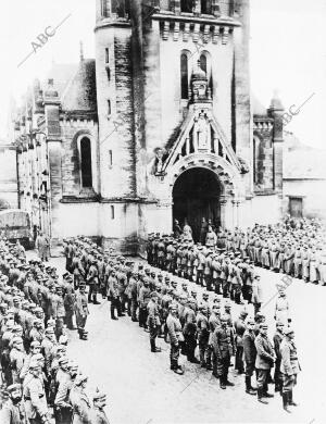 Soldados Alemanes en Neufchatel Disponiéndose A asistir A los Oficios Religiosos