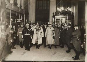 El rey Nicolás de Montenegro, a su llegada a Lyon, saluda a los soldados...