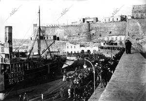 Aspecto del muelle de Melilla durante el desembarco de la primera expedición de...