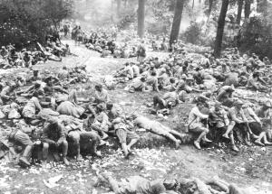 Grupo de soldados franceses hechos prisioneros por los alemanes en combates...