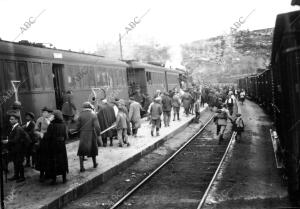 Llegada de excursionistas a la estación de ferrocarril de Cercedilla, un domingo