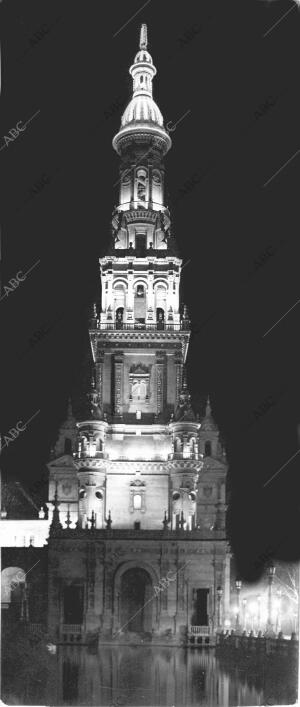 Una de las Torres de la plaza de España, del ilustre arquitecto don Aníbal...