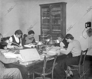 Lectoras en la biblioteca del centro de Estudios Históricos (Madrid, Años 30)