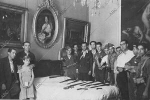 Las Milicias Custodiando el museo del palacio de Liria, propiedad del duque de...