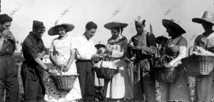 Mujeres Obsequiando con Capullos de Algodon que Recolectaron, A los Milicianos...