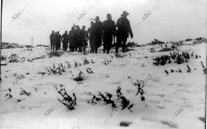 Las Fuerzas del batallón Asturias Regresando al campamento después de haber...