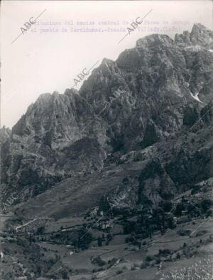 Estribaciones del macizo central de los Picos de Europa y el pueblo de...