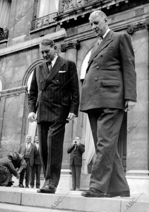 Charles de Gaulle junto A René Coty en su toma de posesión