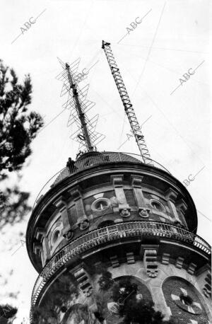 talle de la cúpula de la Torre de las Aguas, en el monte Tibidado, con la antena...