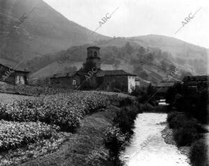Iglesia y riachuelo en un pueblo de Navarra