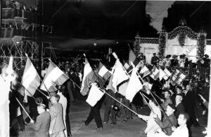 Ex-Combatientes ante la tribuna de Franco, en el Dsefile de la victoria de 1961,...