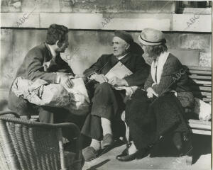 El pintor Celso Lagar, con Andrea Kalman y la señora Dubray, en el patio del...