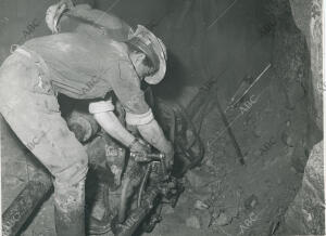 En las obras del túnel de Guadarrama, los obreros perforan la roca, para luego...