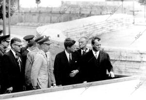 El presidente de Estados Unidos, John F. Kennedy, el canciller alemán Konrad...