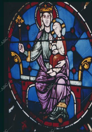 En el centro del gran rosetón de Notre Dame se encuentra la Virgen en su trono...