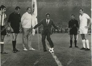 En la imagen, Gento Realiza el saque de honor, en su despida del Real Madrid,...