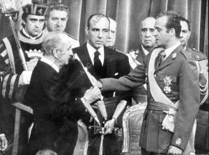 Don Juan Carlos jurando ante el presidente de las Cortes Sr. Rodriguez de...