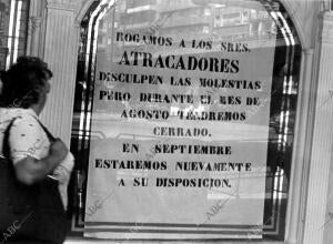 Dice textualmente: "Rogamos a los señores atracadores disculpen las molestias...