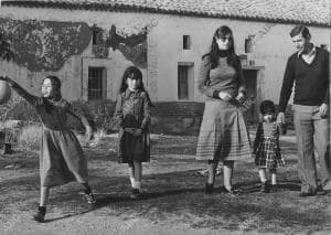 Gabino Moral Sanz junto a su esposa, Magdalena, y sus tres hijas Rebeca, Esther...