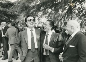 En la imagen, Manolo Escobar con Antonio el Bailarín y el escultor Juan de...