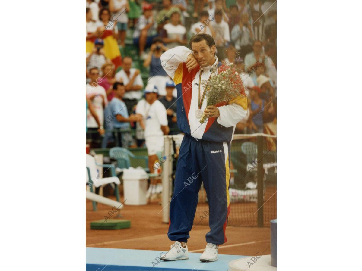 Jordi Arrese Con La Medalla De Plata Conseguida En La Final De Tenis De